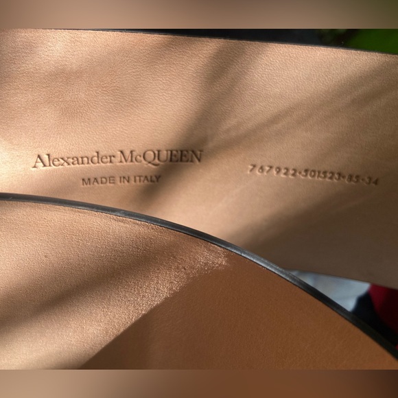 ALEXANDER MCQUEEN
Leather Oversized Seal Logo Belt. Size 85. - Picture 3 of 6